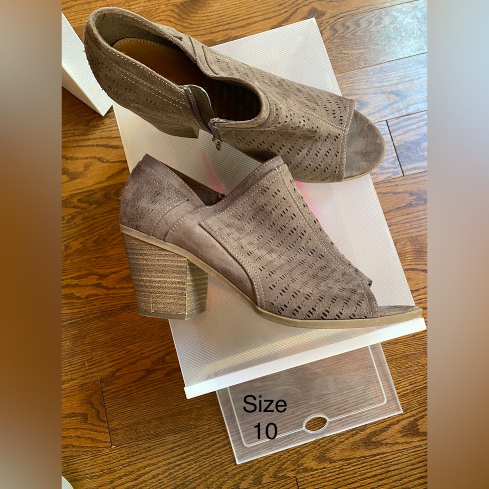 Used in very good condition. Worn only a couple times